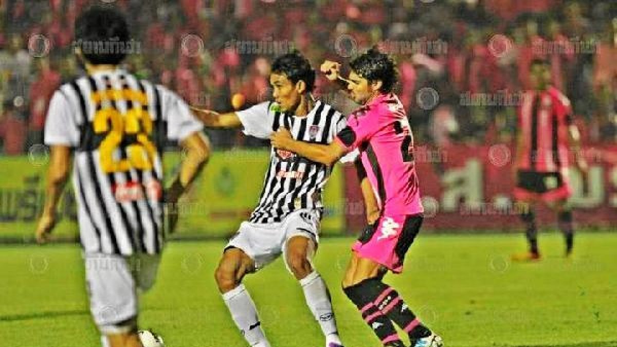 José Galán presionando a Teerasil Dangda en Tailandia.e;clip:re