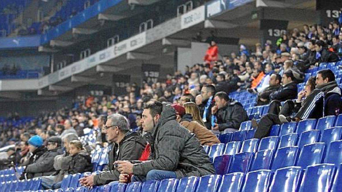 Los equipos de la Liga Profesional luchan contra las butacas vacías.tyle>.apqj{position:ab