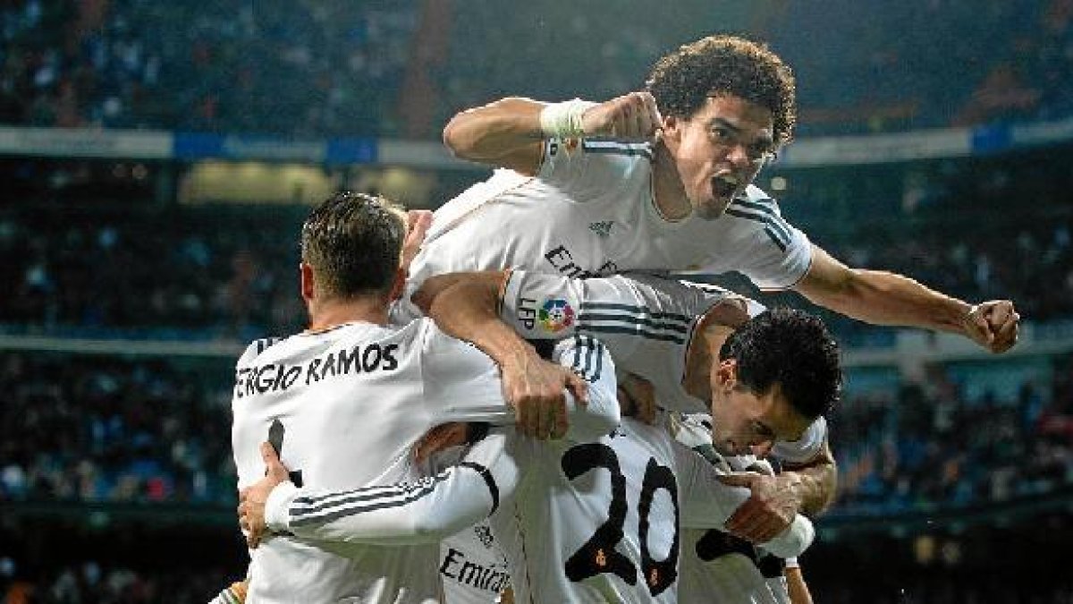 Fiesta blanca en el Bernabéu con el Real Madrid hundiendo al campeón.tyle>.apqj{position:a