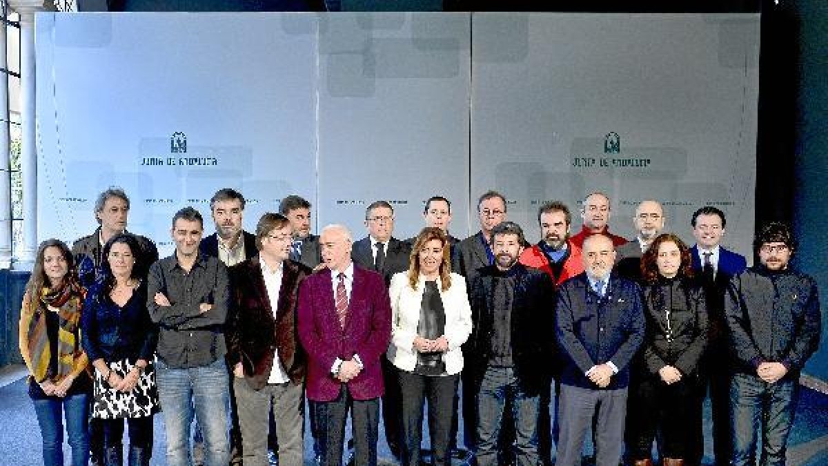 Foto de familia tras la reunión celebrada en Sevilla.e;clip:rec