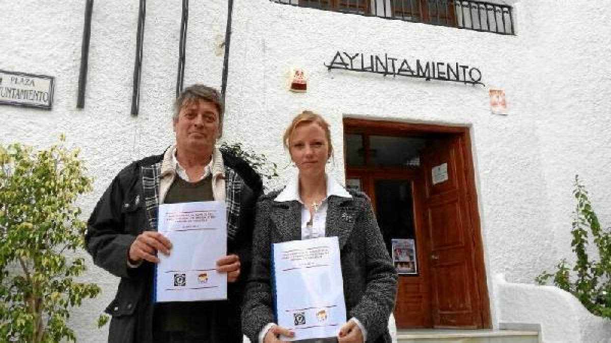 El coordinador de IU, Carlos Rodríguez, y la portavoz de Mojácar Positiva se Mueve, Jessica Simpson.