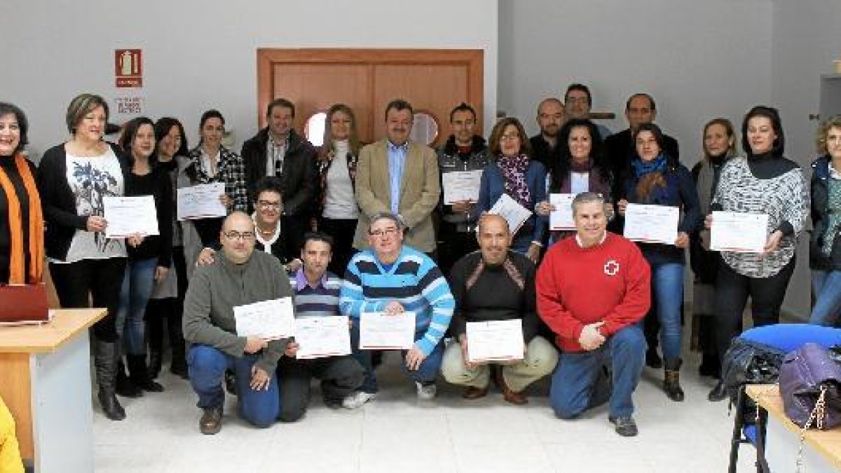 Los alumnos posan con su diploma.o,46