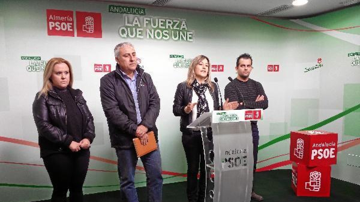 Esperanza Pérez, portavoz del PSOE en Níjar, acompañada por concejales.tyle>.apqj{position