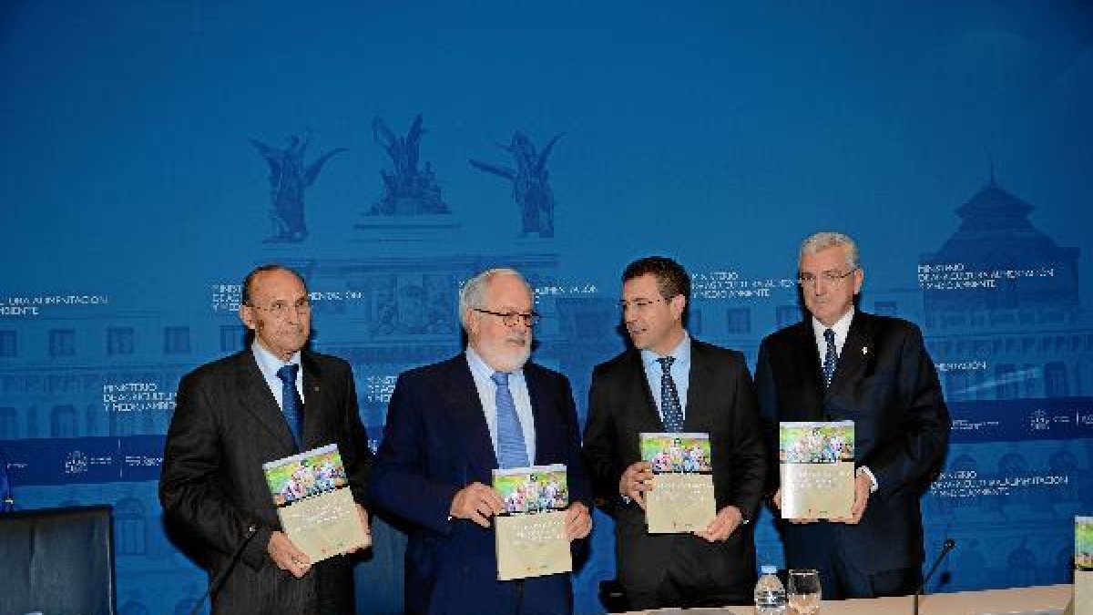 Cañete felicitó a los 25 autores del libro de Cajamar por el resultado alcanzado.tyle>.apq