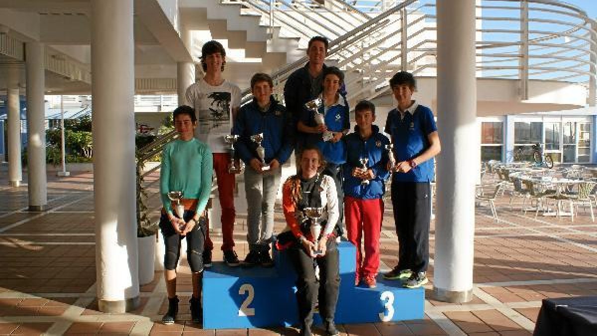 Los vencedores en el podio con los trofeos conseguidos.e;clip:r