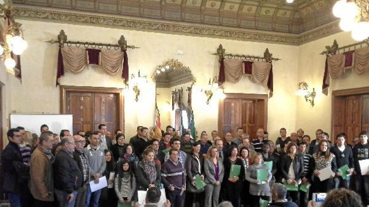 Foto de familia de la Junta con los agricultorese;clip:rect(469