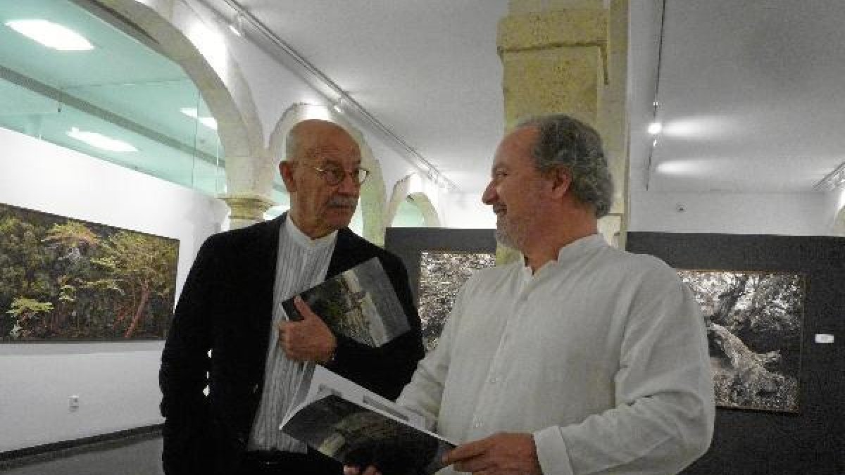 Mellado junto a Pablo Juliá y su obra, ayer en el CAF.e;clip:re