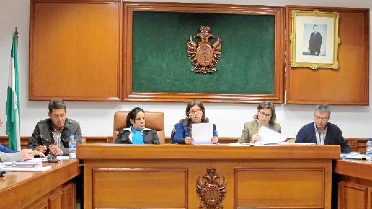 La alcaldesa y el equipo de Gobierno durante el último Pleno de Mojácar.tyle>.apqj{positio