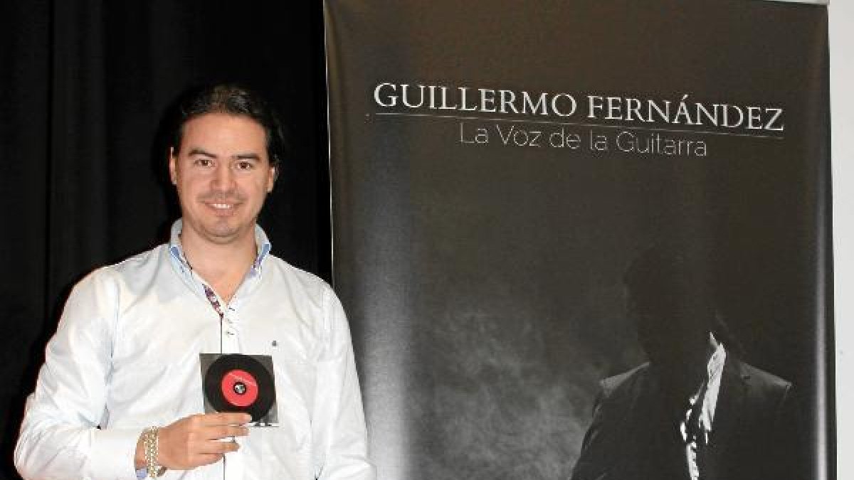 Guillermo Fernández muestra su disco, que tiene la estética de un vinilo.tyle>.apqj{positi