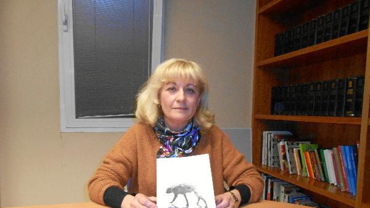 Isabel Yánez muestra un ejemplar de su última novela.e;clip:rec