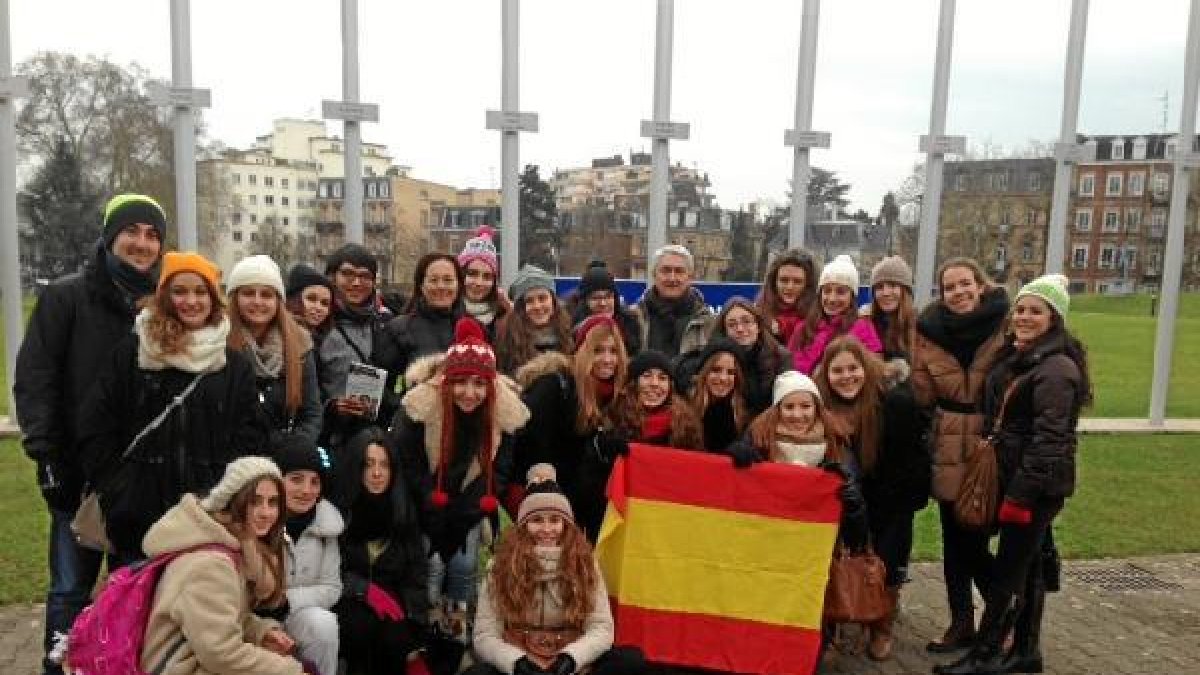 Los alumnos y profesores de La Compañía de María en Estrasburgo.tyle>.apqj{position:absolu