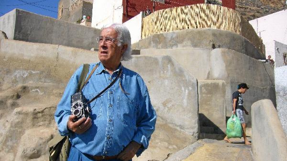 Carlos Pérez Siquier, con su cámara por las calles del barrio de La Chanca.tyle>.apqj{posi