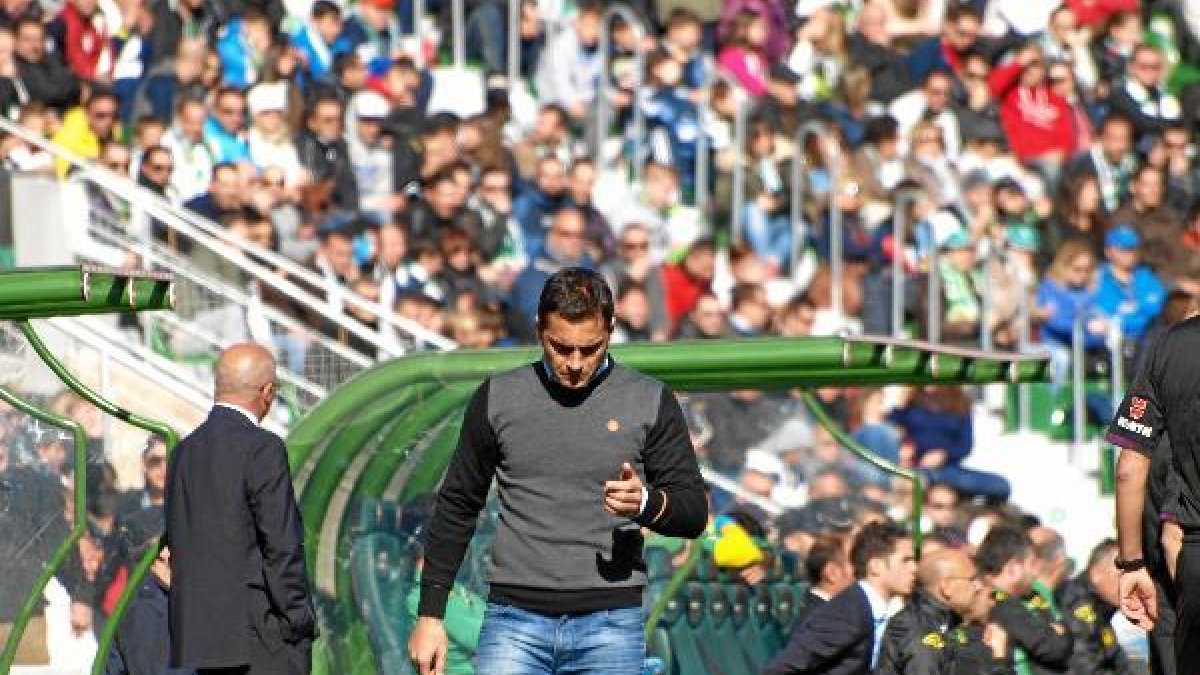 Elche se quedó con todo el botín ante el Almería.e;clip:rect(46