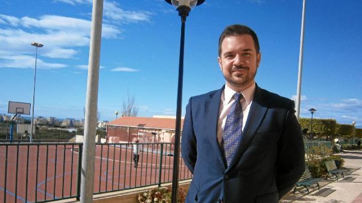 Juan José Ramírez, en el patio del SEK-Alborán, en Almerimar.e;