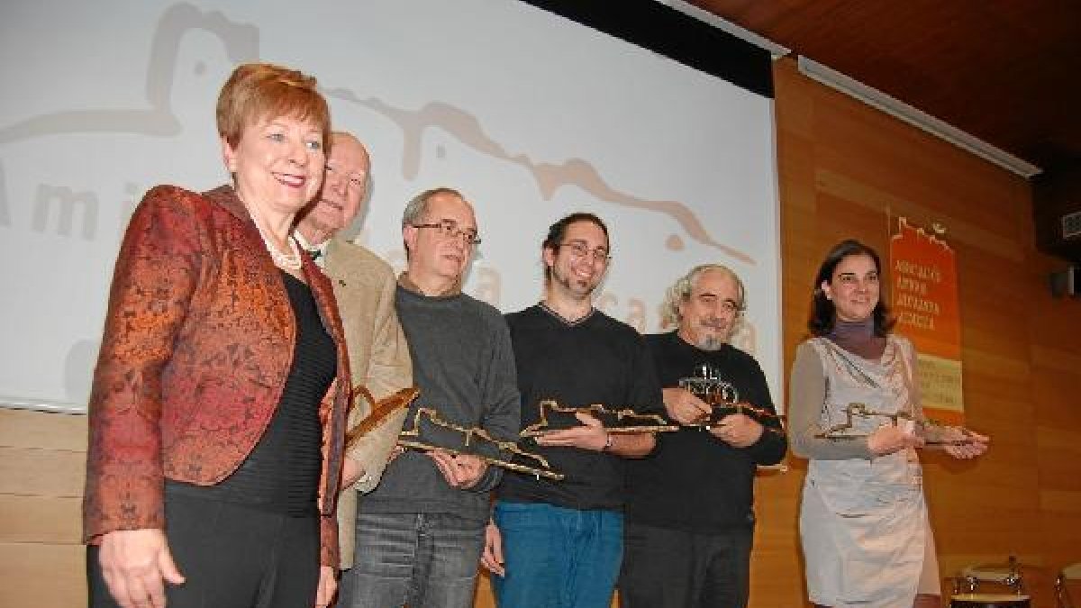 La presidenta de Amigos de La Alcazaba, con los galardonadose;c