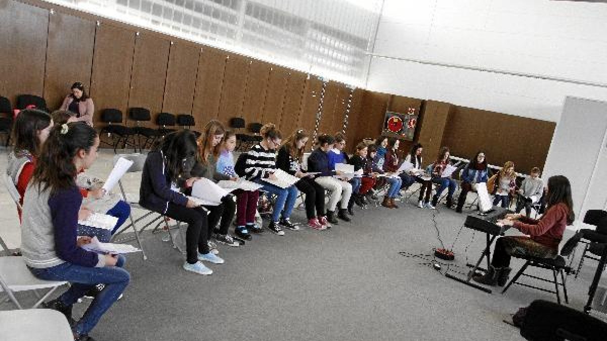 Ensayos del coro infantil de infantil de la OCAL. e;clip:rect(4