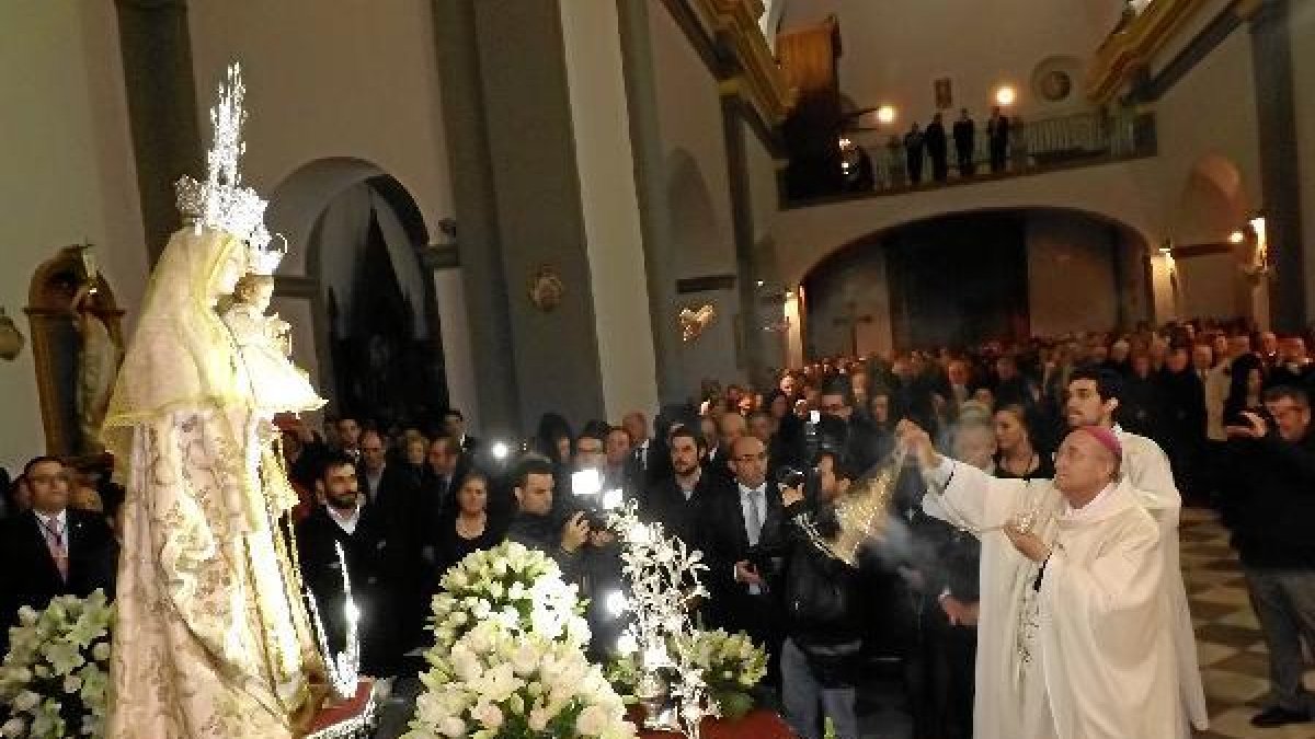 Mons. Adolfo González inciensa la imagen de la Virgen tras la coronación.tyle>.apqj{