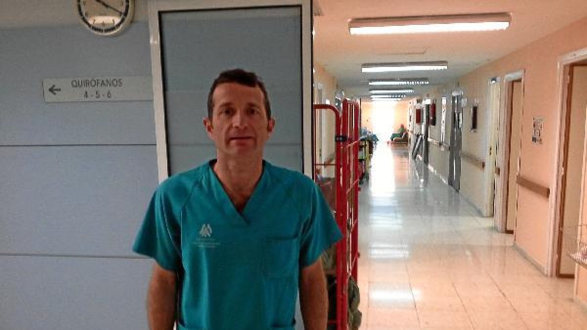 Antonio Huete en los quirófanos en Torrecárdenas. e;clip:rect(4