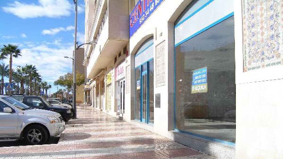 Una oficina de Roquetas cerrada. Desde 2008 han clausurado 25 de ellas.tyle>.apqj{position