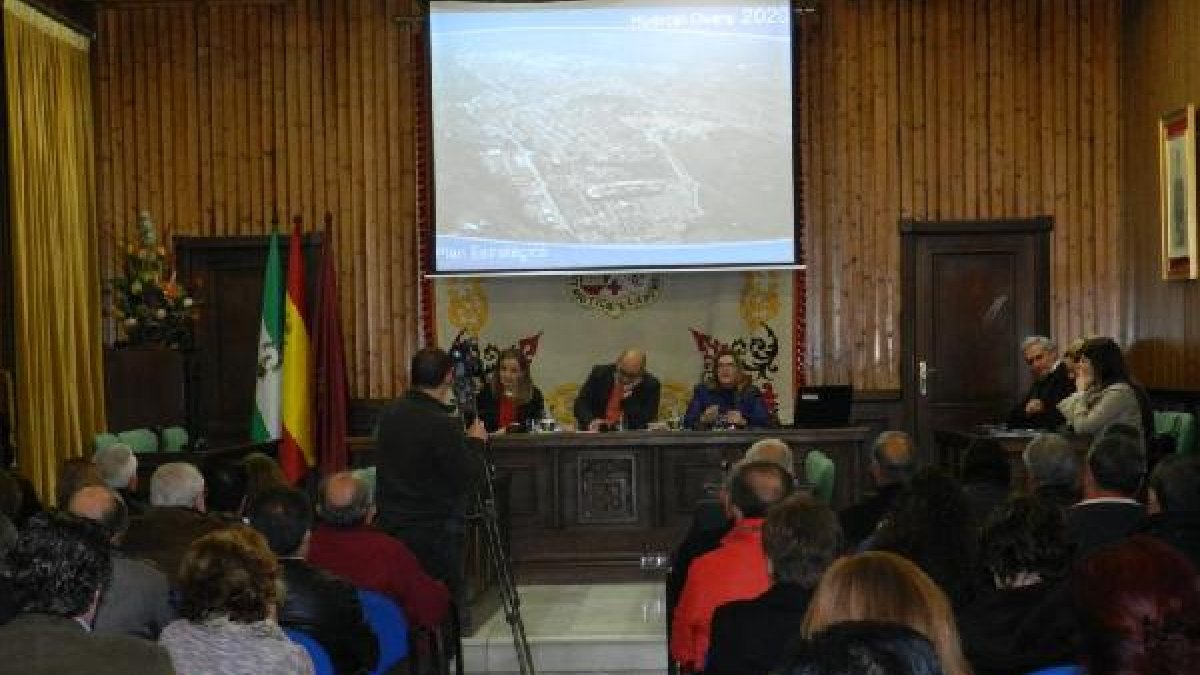 Presentación del plan en el salón de plenos y presidida por el alcalde, Domindo Fernández (centro).<