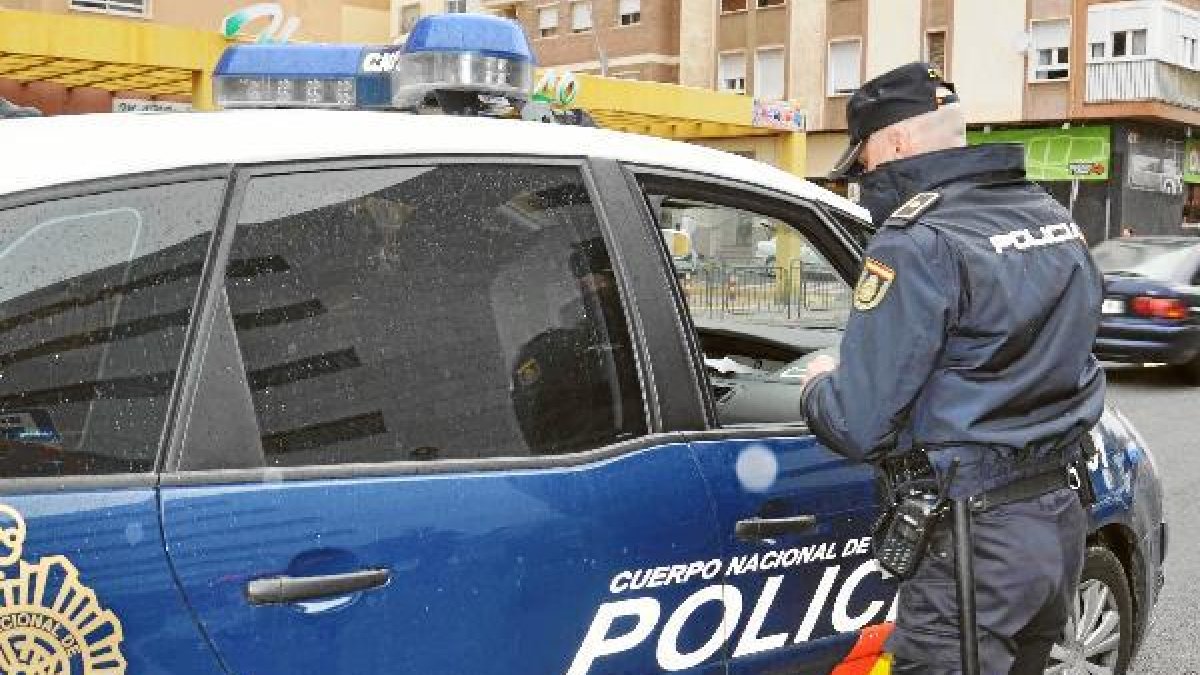 Seguridad Ciudad, patrulla de la Policía en Almeríae;clip:rect(