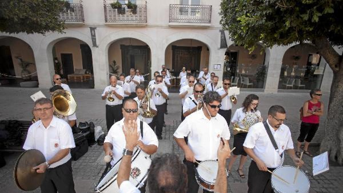 La Banda, durante una actuación en la Plaza Vieja.e;clip:rect(4
