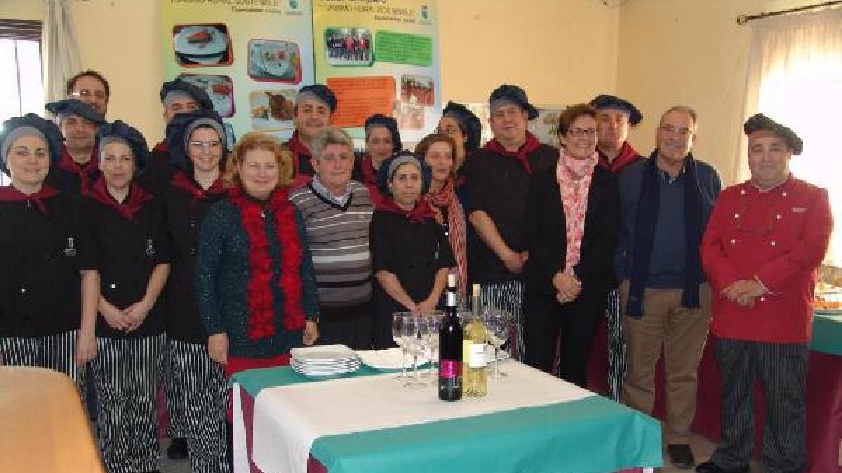 Los miembros del taller con la delegada de Empleo de la Junta.e
