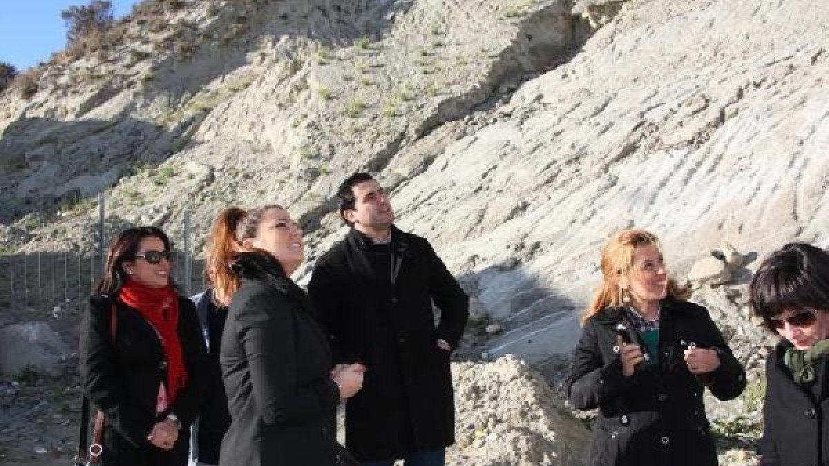 La delegada (segunda por la derecha) junto a parte de la Corporación municipal.tyle>.apqj{