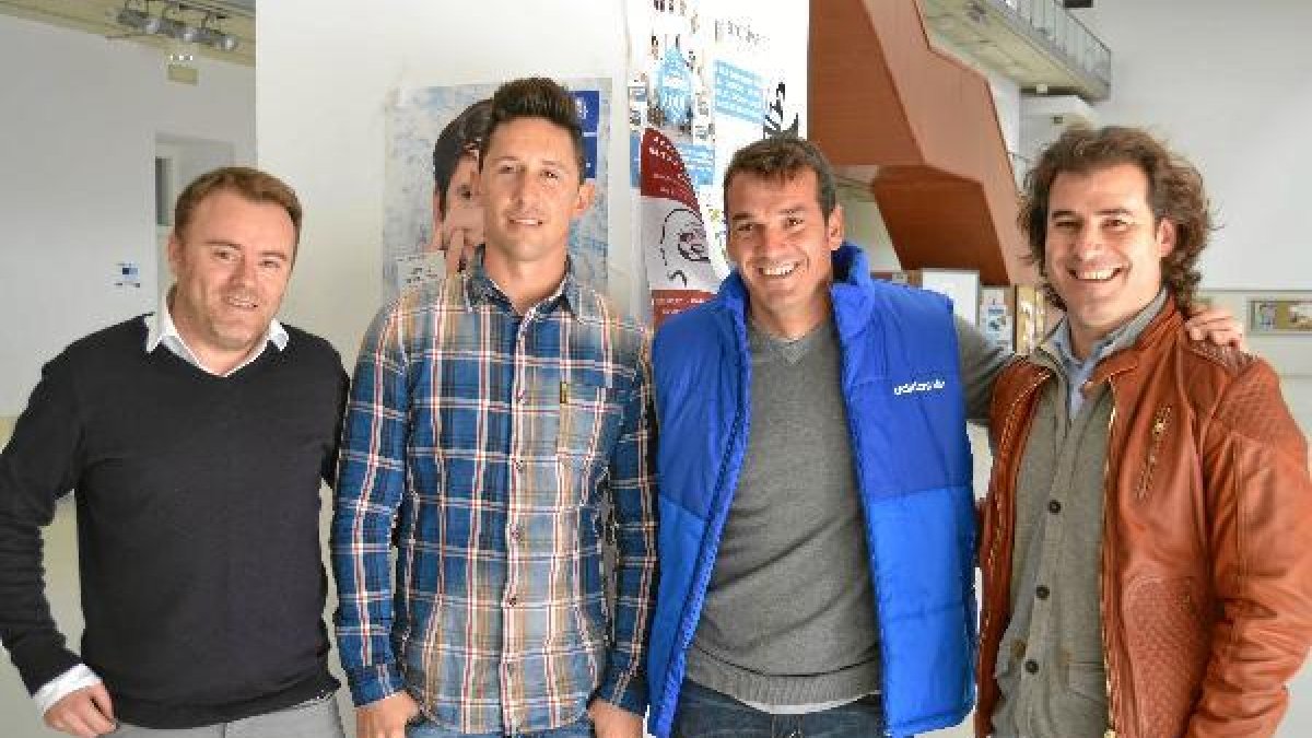 Foto de familia en un acto al que no quiso faltar el portero rojiblanco.tyle>.apqj{positio