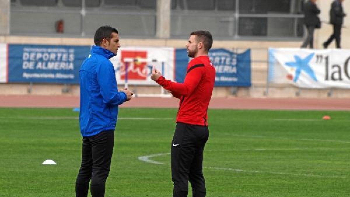 Francisco y Rodri, hablando en el Anexo.x,auto,