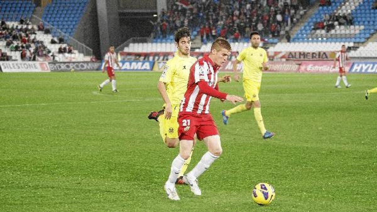 Adrián Gunino en el choque contra el Villarreal en el Mediterráneo.tyle>.apqj{position:abs