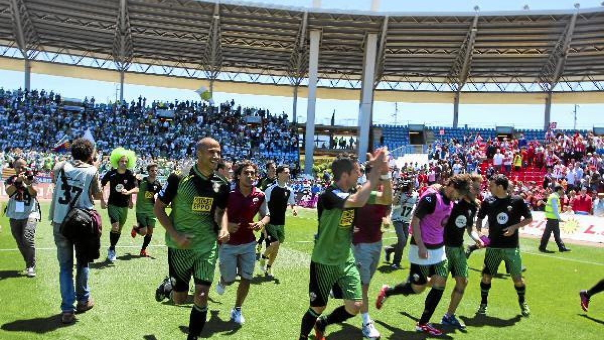 Hasta un ascenso a Primera celebró el Elche en el Estadio Mediterráneo.tyle>.apqj{position