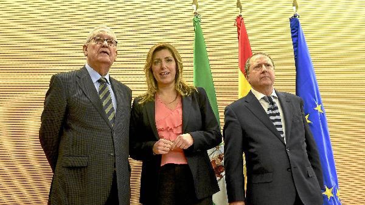 Susana Díaz, flanqueada ayer en Málaga por Rafael Escuredo y Juan Cano Bueso.tyle>.apqj{po