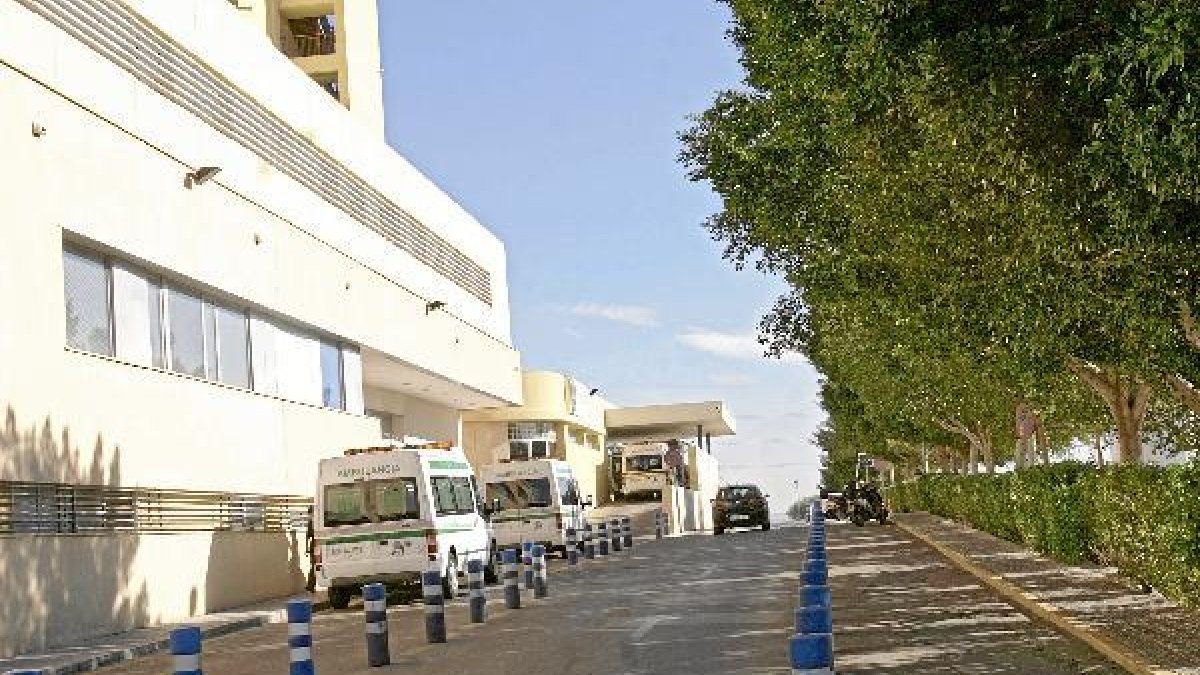 Transporte sanitario urgente en el acceso al área de Urgencias en Torrecárdenas.tyle>.apqj