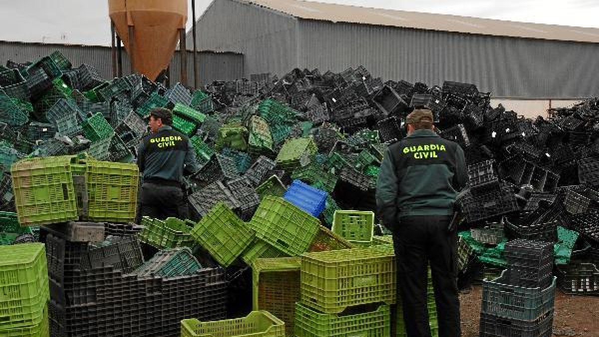 Agentes en la zona donde encontraron las cajas.