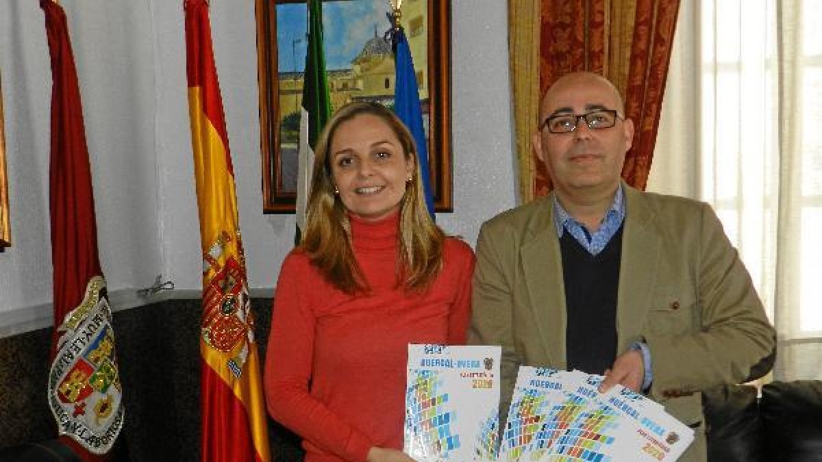 El alcalde y la concejala de Economía y Empresa con el Plan Estratégico.tyle>.apqj{positio