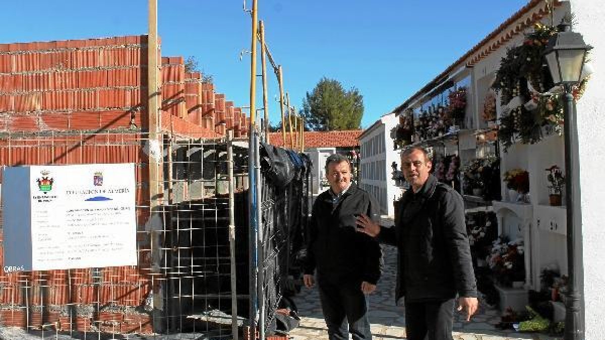 El alcalde, Juan Pedro García, y el edil de Obras y Servicios, Pedro Jesús Martínez. tyle>