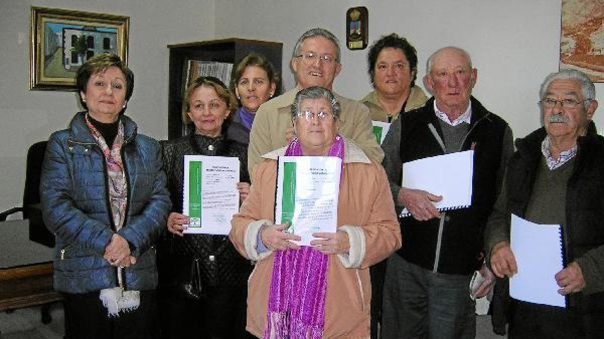 Beneficiarios de Santa Cruz, junto con la delegada, Encarnación Caparrós.tyle>.apqj{positi