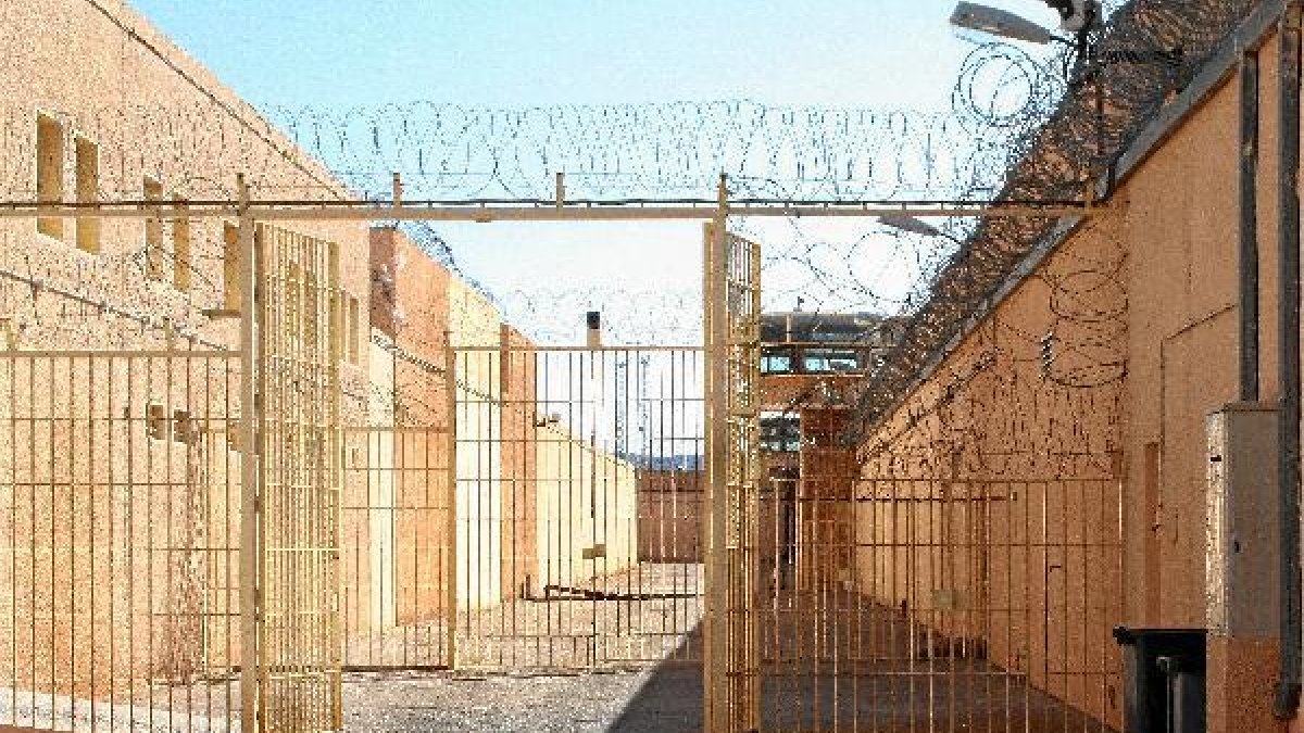 Vista de la zona de acceso de vehículos al interior del centro.