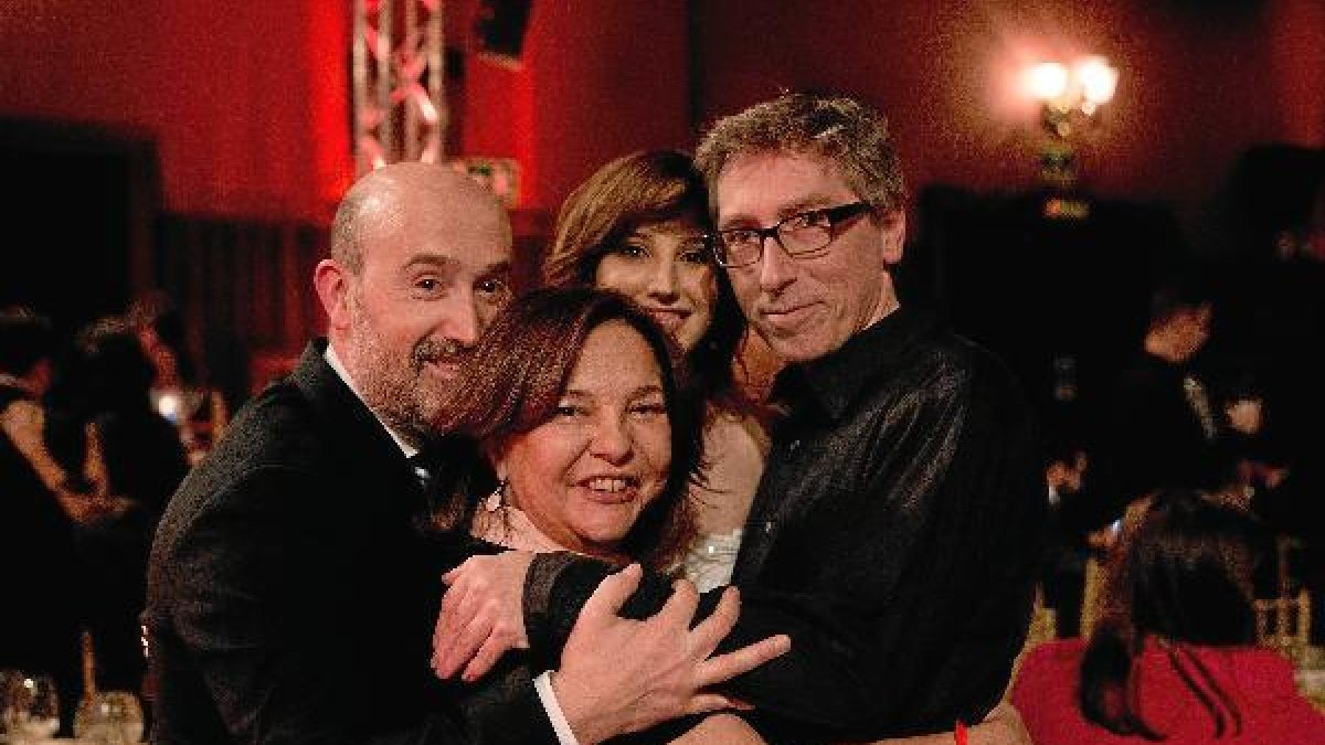 David Trueba y su equipo celebran los reconocimientos a Mejor Director y Guión.tyle>.apqj{