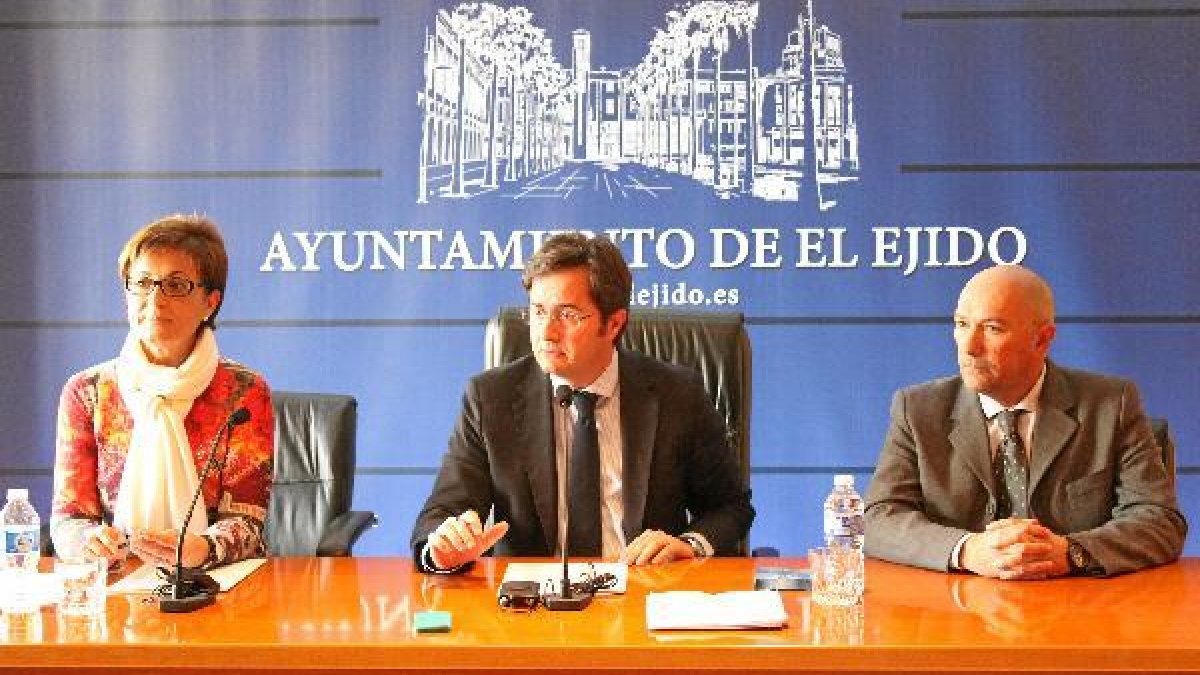 Adriana Valverde y Francisco Góngora firmaron ayer el acuerdo de colaboración.tyle>.apqj{p