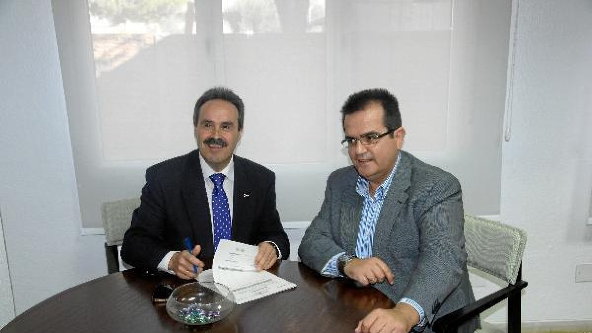 Firma del acuerdo de colaboración entre el delegado de Salud y el alcalde de Níjar.tyle>.a