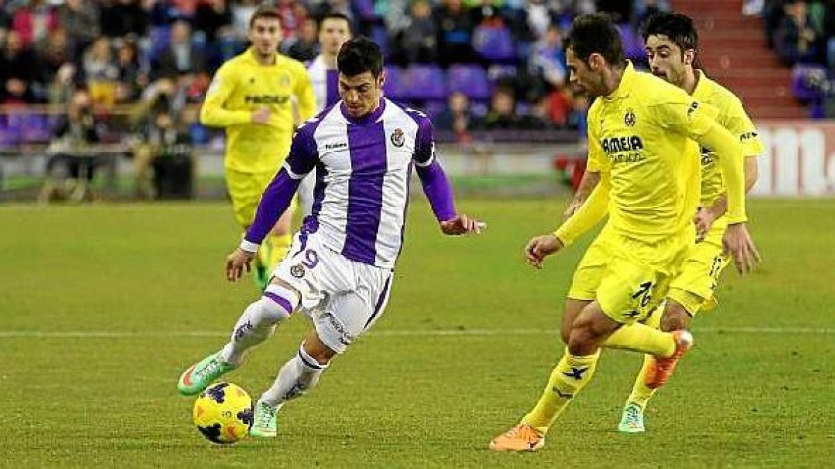 Javi Guerra encara a Dorado en el partido del pasado sábado.e;c