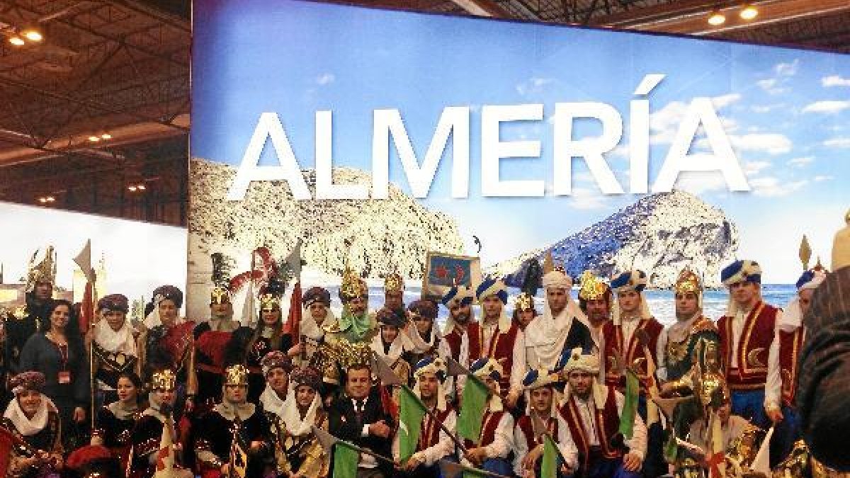 Parte de la comitiva publicitaria en Madrid con su alcalde y concejalastyle>.apqj{position