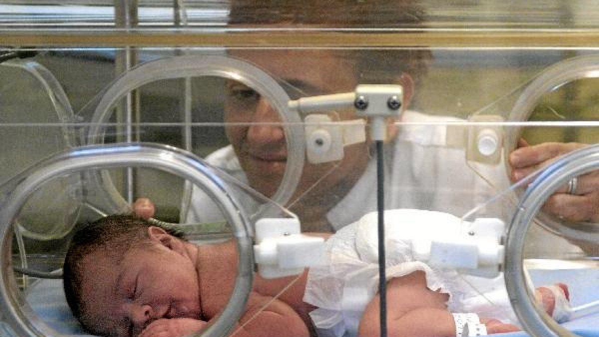 Un niño nacido con menos de 37 semanas de gestación, en la incubadora de la UCI pediátrica.