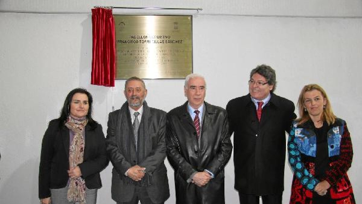 El consejero y la delegada acudieron a inaugurar la placa de homenajetyle>.apqj{position:a