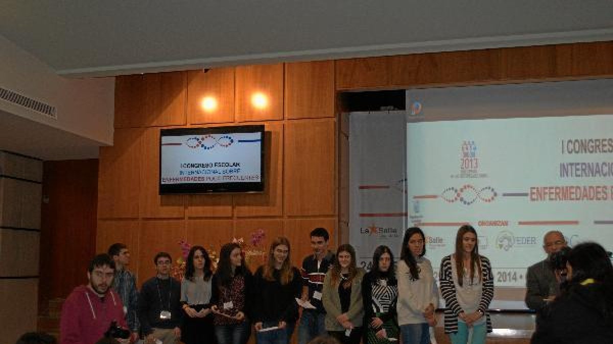 Los ponentes posaron con los recuerdos que la organización les otorgó.tyle>.apqj{position: