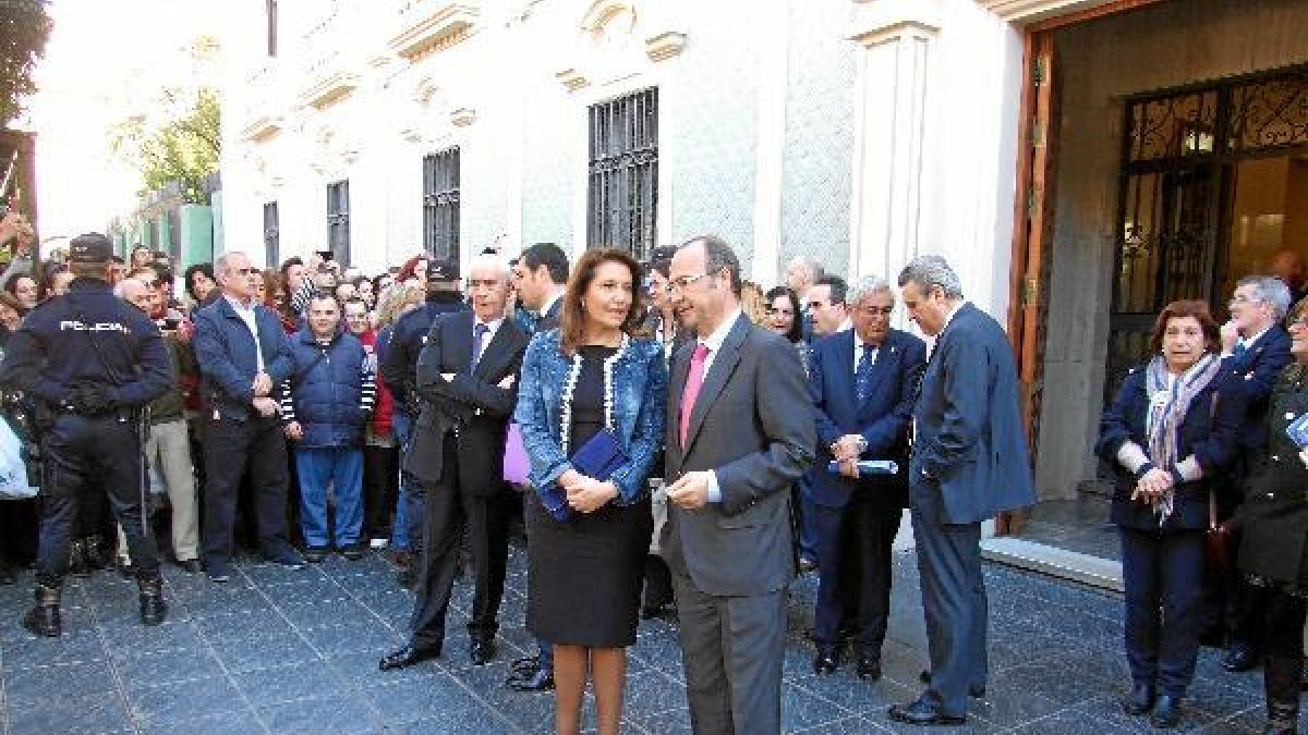 Carmen crespo junto al alcalde de Almería el pasado viernes en Almería.tyle>.apqj{position