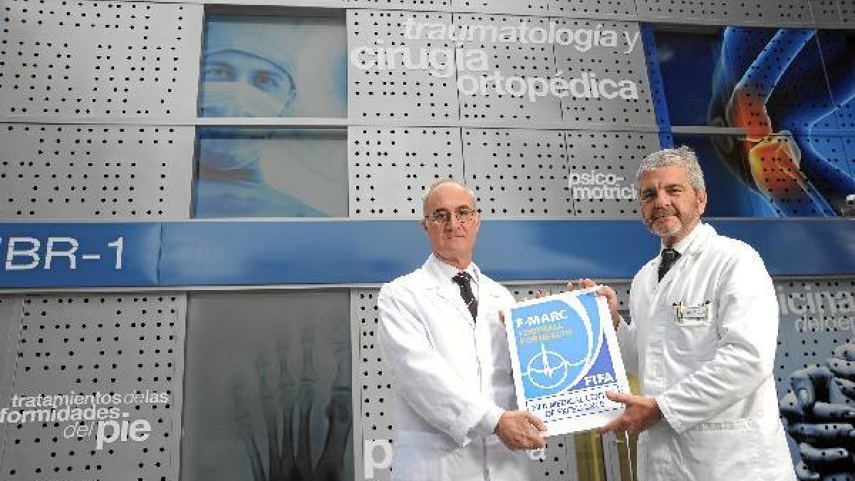 Ripoll y de Prado con el título Excelencia otorgado por la FIFA