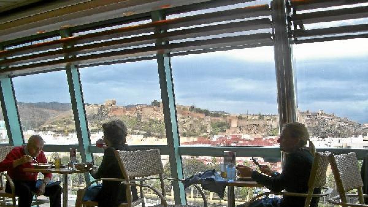 Turistas en un cruceroo,469px);}